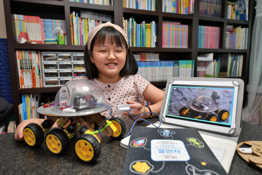 현대모비스 언택트 주니어공학교실에 참가한 학생이 동영상을 보며 이달 주제인 '울퉁불퉁한 달 표면을 달리는 월면차'를 제작하고 있다.<현대모비스 제공>